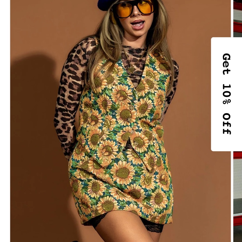 Sunflower Print Women's Shorts - Black and Green - Picture 3 of 4